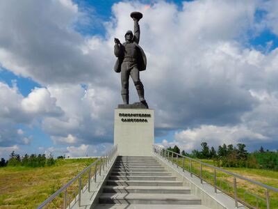 Памятник «Покорителям Самотлора»

В 1965 году произошло событие, изменившее жизнь Нижневартовского района — в озере Самотлор обнаружили нефтяное месторождение (седьмое по величине во всем мире и крупнейшее в России).

Памятник в честь этого открытия появился в 1978 году. Насыпной курган увенчала статуя нефтяника, держащего на вытянутой руке чашу с черным золотом. Скульптура находится у въезда в город и указывает направление к «нефтяному» озеру.