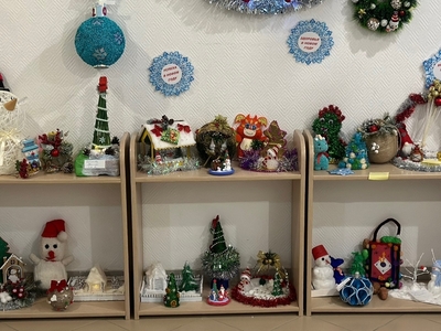 Ежегодно зимой, в канун Нового Года, по традиции в нашем детском саду проходит конкурс «Новогодние фантазии» и выставка поделок, в которой приняли активное участие все возрастные группы детского сада совместно с родителями!