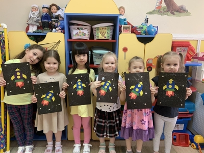 Выставка детских рисунков и аппликаций на тему «День космонавтики»