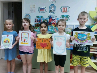 В преддверии празднования Дня Государственного герба РФ и в рамках проекта "История для дошколят" в подготовительной группе Б воспитателями было предложено создать дома творческую мастерскую под названием "Герб моей семьи"!